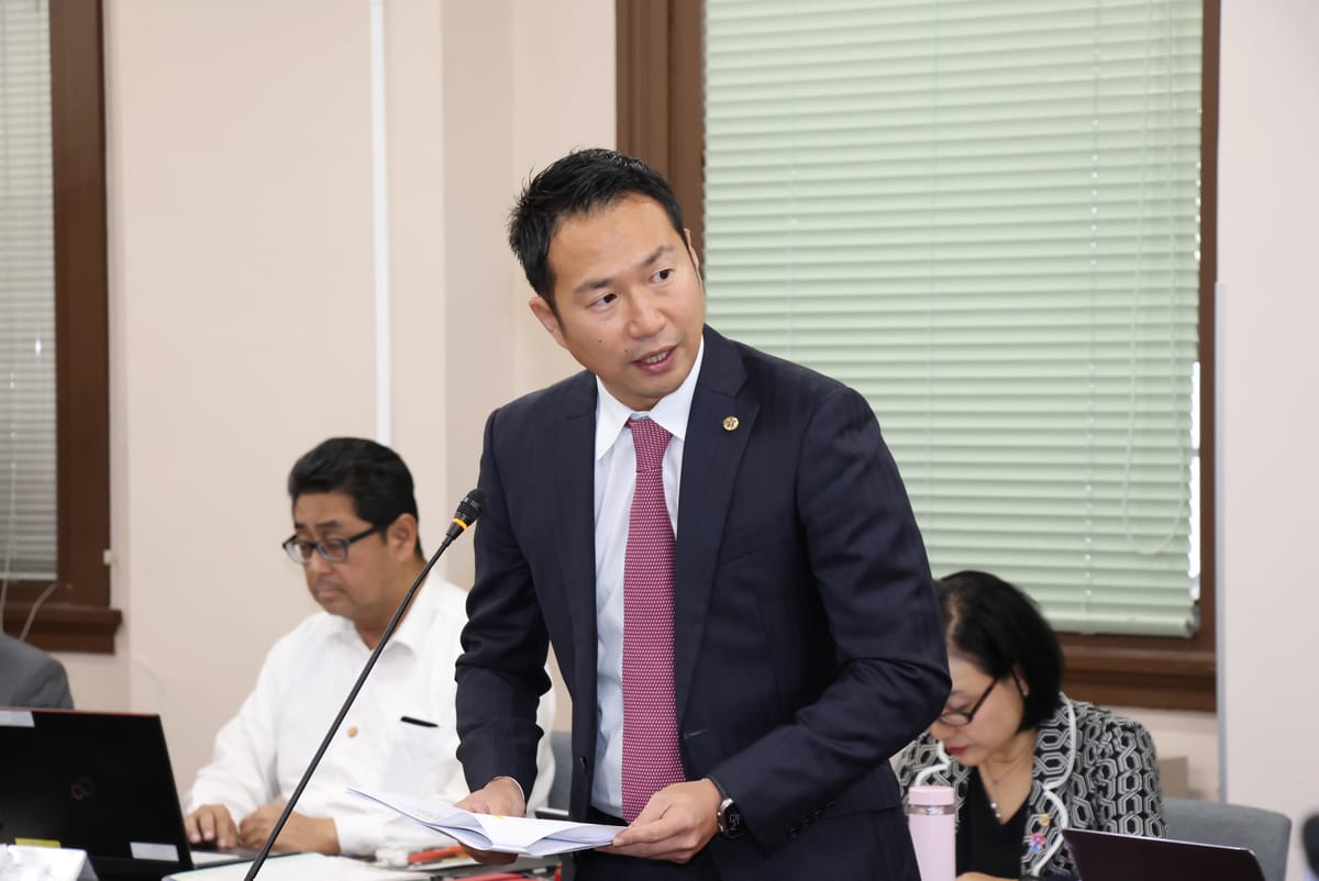 府議会で質問に立つ由井せいた